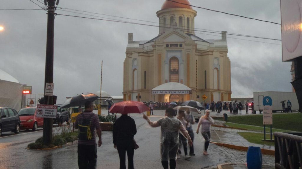 Mesmo com chuva, fiéis participam da 138ª Romaria ao Santuário de Caravaggio