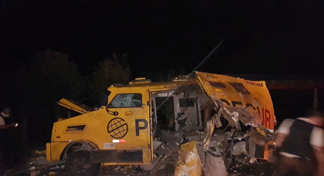 Carro-forte ficou totalmente destruído (Foto: PRF/Divulgação)