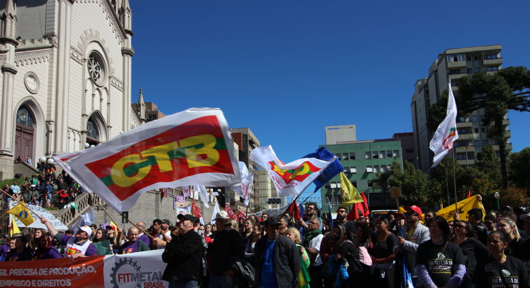 Em abril, ato reuniu aproximadamente 2 mil pessoas na Praça Dante Aligheri em dia de greve geral. (Foto: Ricardo de Souza/Grupo RSCOM)
