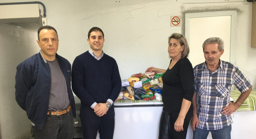 Construtores doam alimentos