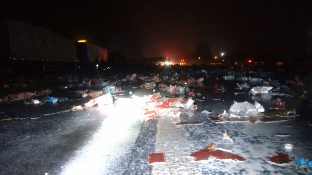 Carga de leite ficou sob o asfalto da pista que ficou interditada parcialmente nesta manha de quarta-feira, dia 24. Foto: PRF/Divulgação