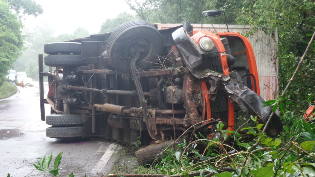 Buraco na pista causa acidente na ERS-122, em São Vendelino