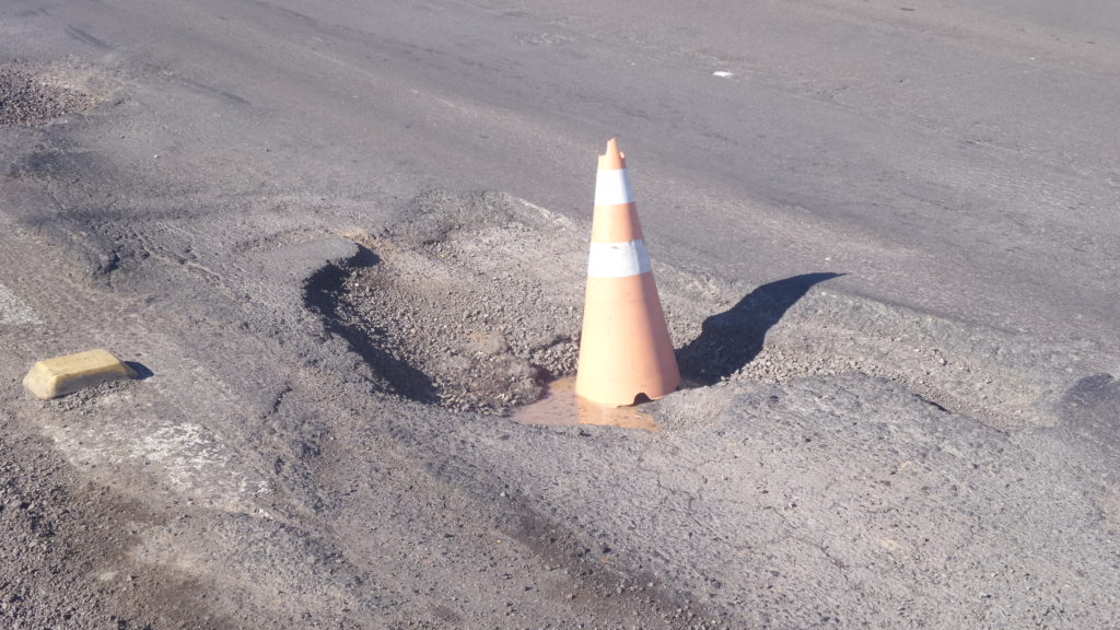 Após chuvas, motoristas enfrentam buraqueira nas rodovias ERS-122 e RSC-453