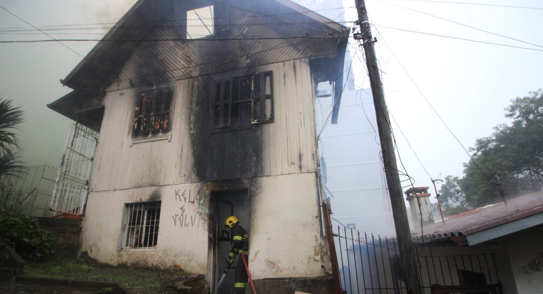 Incêndio atinge casa nas escadarias do Parque dos Macaquinhos, em Caxias do Sul