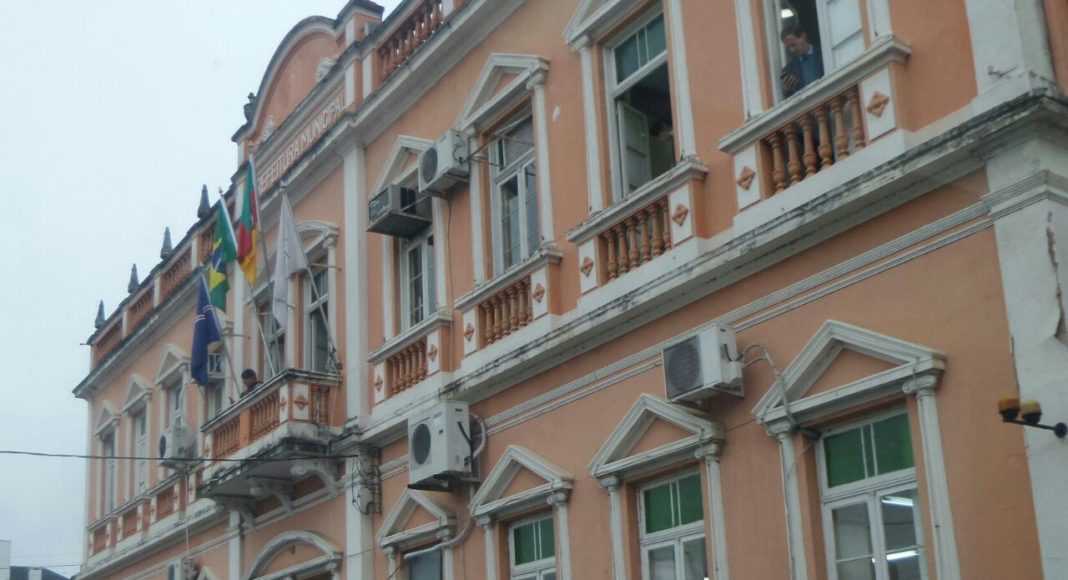 Polícia trancou as saídas da Prefeitura de Montenegro, no Vale do Caí. MP buscava documentos que  comprovam ações ilícitas em licitações e obras do município. Foto: Fabiano Brasil/Grupo RSCOM