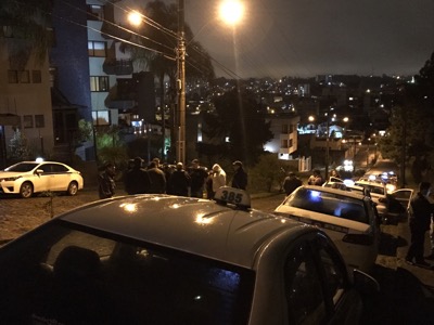 Taxistas protestam contra o Uber em frente à casa de Daniel Guerra