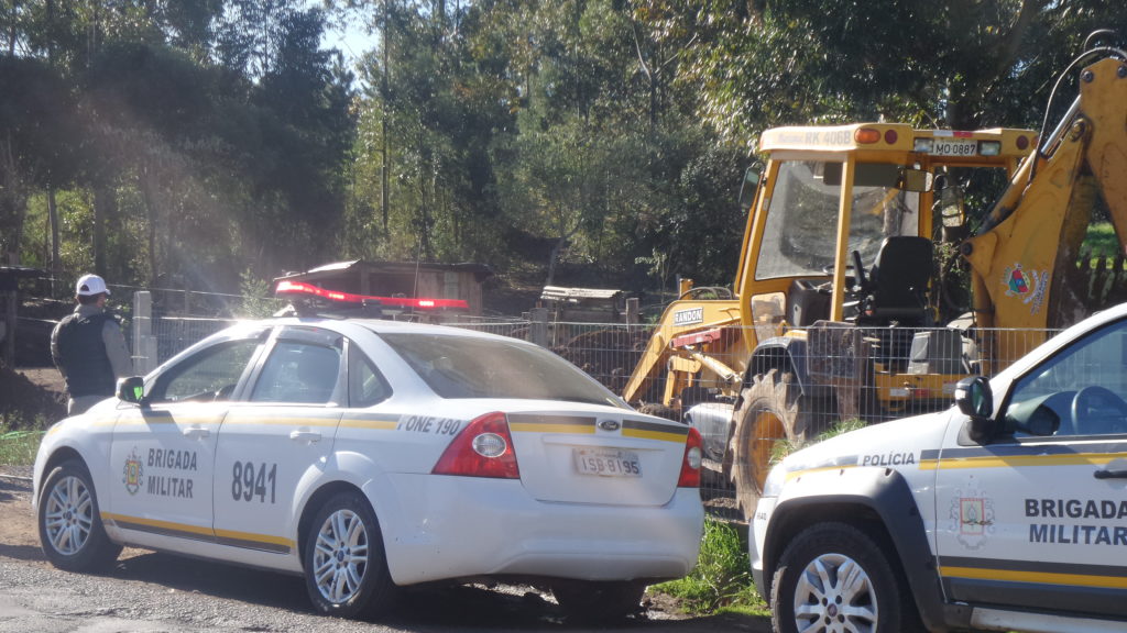 Fiscalização impede construção de casa em área invadida em Farroupilha