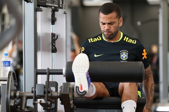 Daniel Alves realiza o treinamento físico em uma academia de Porto Alegre. Foto: Lucas Figueiredo/CBF/Divulgação