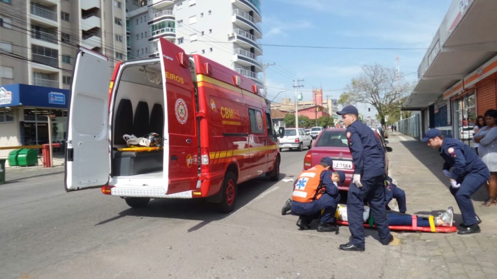 Bombeiros socorreram a vítima (Foto: Bruno Mezzomo)