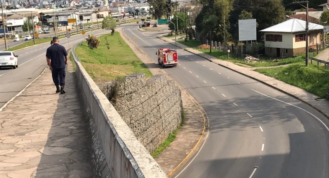 Bombeiros resgataram a mulher do viaduto (Foto: Mauro Teixeira)