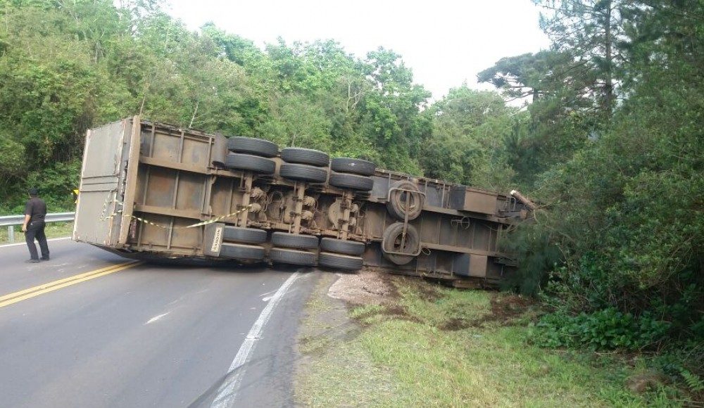 Motorista fica ferido após tombar caminhão na BR-470 em Barão