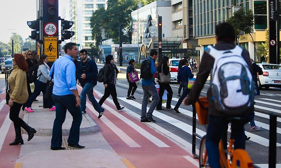 Pedestres e ciclistas poderão ser multados a partir de 2018