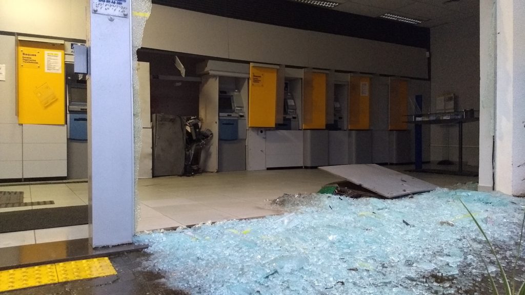 Bandidos explodiram um dos caixas eletrônicos da agência (Foto: Maicon Rech) 