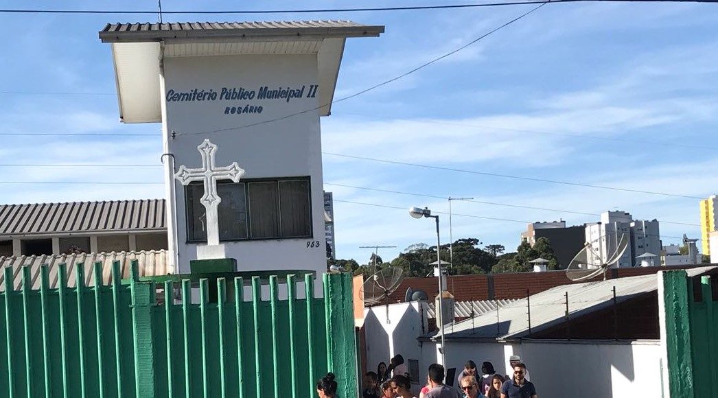 Movimentação no Cemitério Público Municipal do Rosário era grande durante a tarde (Foto: Mauro Teixeira/Grupo RSCOM)