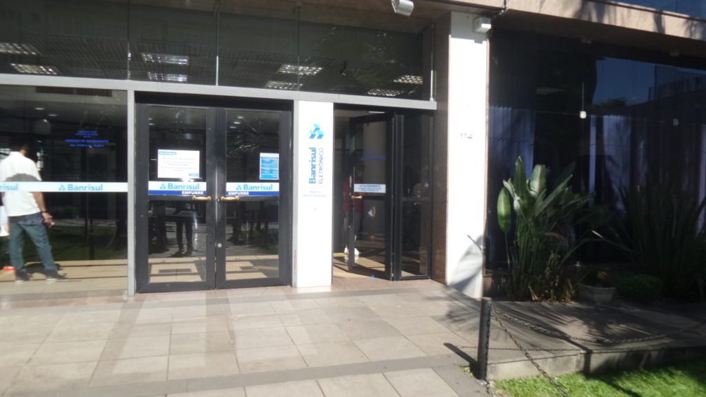 Bancos abriram às 9h (Foto: Bruno Mezzomo)