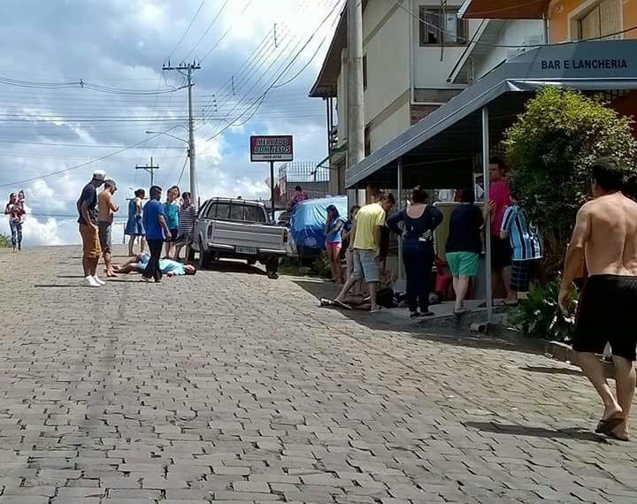 Homens estavam em frente a um bar (Foto: Bruno Mezzomo)