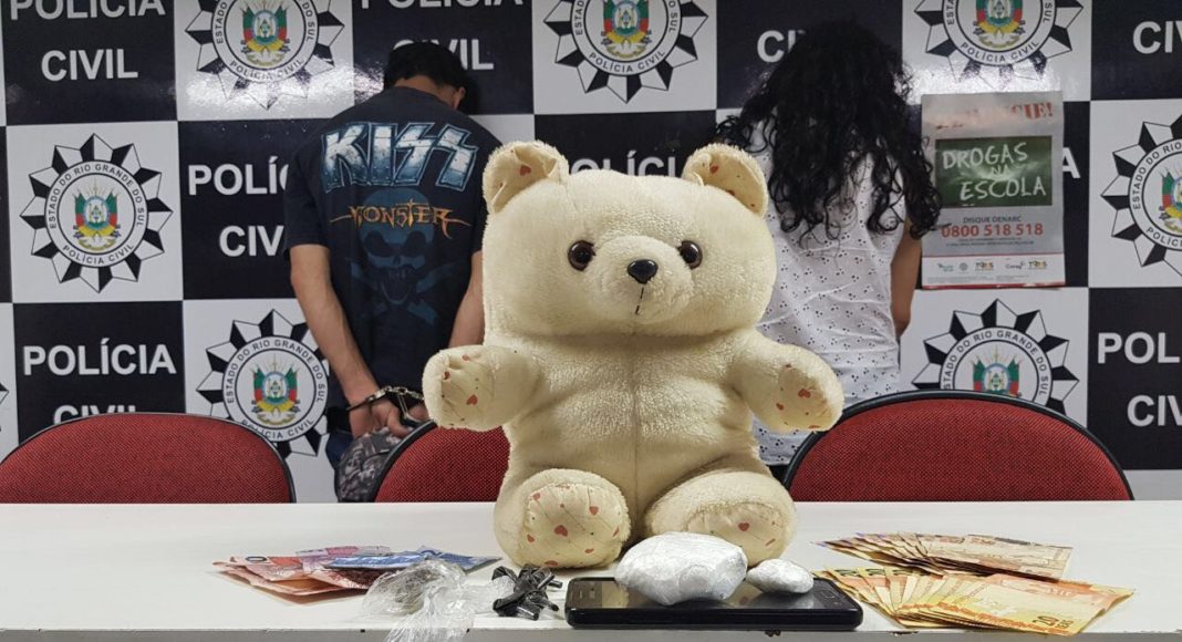 O ursinho utilizado e a droga foram expostos pela Polícia. Foto: Polícia Civil/Divulgação