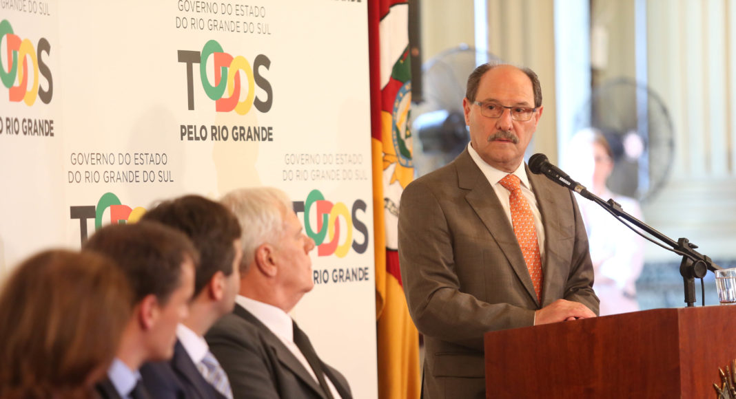 PORTO ALEGRE, RS, BRASIL 19.01.2018: A construção de um novo Presídio Federal de Segurança Máxima, e que será construído em Charqueadas, na Região Centro-Sul do Rio Grande do Sul, foi anunciada em ato que marcou a formalização da doação de dois terrenos do município, nesta sexta-feira (19), evento que contou com as presenças do governador José Ivo Sartori e do ministro da Justiça e Segurança Pública, Torquato Jardim, no Palácio Piratini. As áreas que foram repassadas à União somam 252 mil m², o equivalente a 25 hectares. A construção está orçada em R$ 42 milhões e contará com 218 vagas para presos de alta periculosidade. O secretário estadual da Segurança Pública, Cezar Schirmer, e a primeira-dama, Maria Helena Sartori, também participaram da cerimônia. Foto: Karine Viana/Palácio Piratini