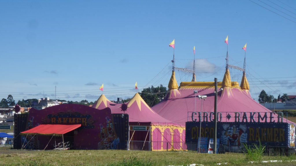 Trapezista sofre acidente durante apresentação circense em Farroupilha
