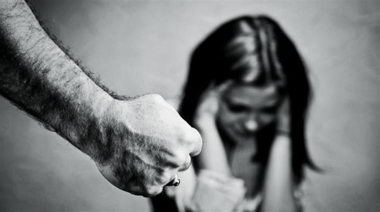 Homem é preso depois de bater na esposa e tentar agredir policiais