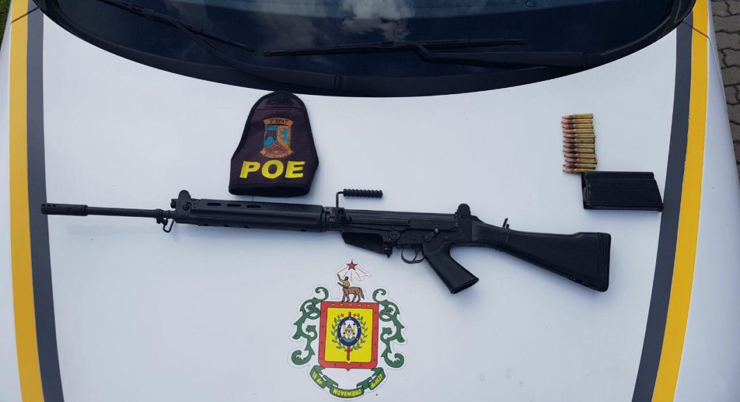 Fuzil 762 é localizado na mata onde estão os assaltantes do carro forte