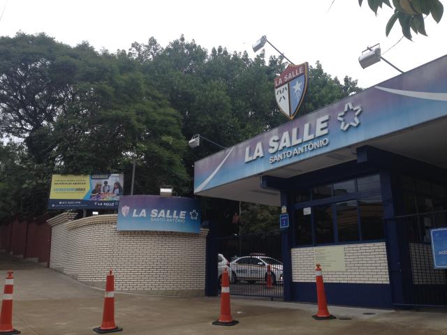 Dupla arrombou veículos que estavam estacionados no pátio do Colégio La Salle Santo Antônio (Foto: Bruno Teixeira)