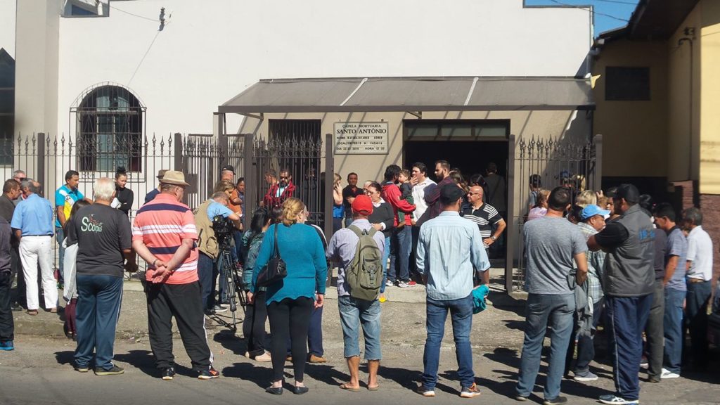 Velório da menina Naiara ocorre na capela Santo Antônio, no bairro Esplanada