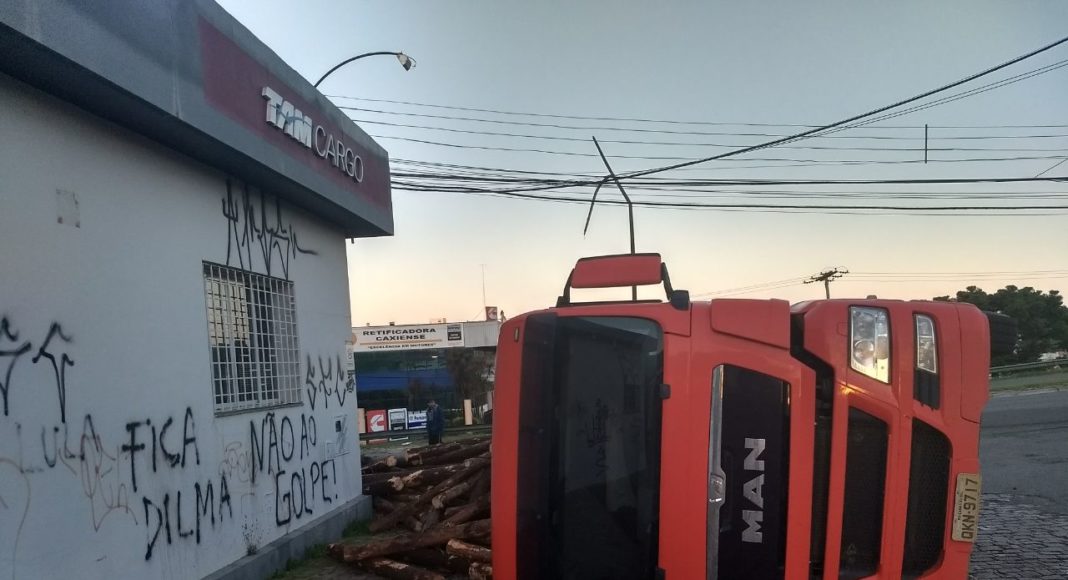 Cabine do veículo ficou tombada na rua Pedro Viezzer (Foto: Maicon Rech)