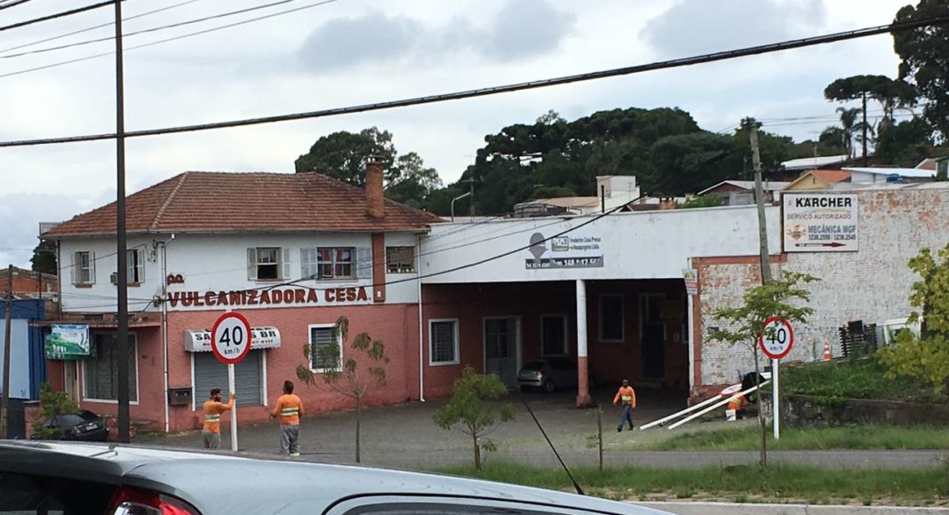 Placas foram instaladas por volta do meio-dia desta quarta-feira (Foto: redes sociais/divulgação)