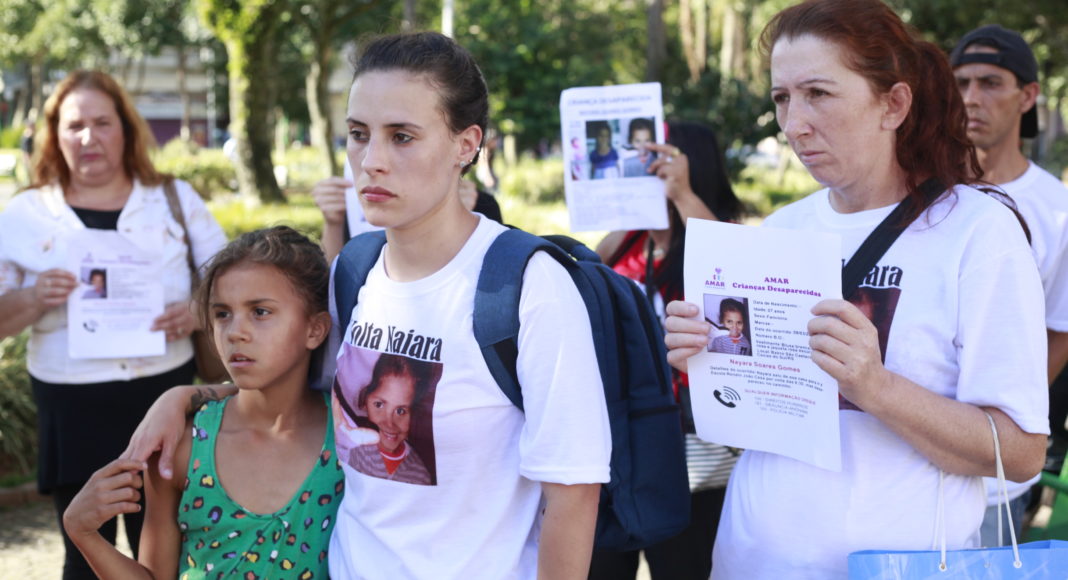 Voluntários e familiares entregaram panfletos durante a tarde deste sábado na Praça Dante (Foto: Ricardo de Souza/Grupo RSCOM) Voluntários e familiares entregaram panfletos durante a tarde deste sábado na Praça Dante (Foto: Ricardo de Souza/Grupo RSCOM)
