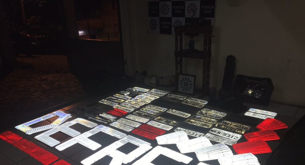 Defrec desmantela fábrica de placas ilegais de veículos no centro de Caxias