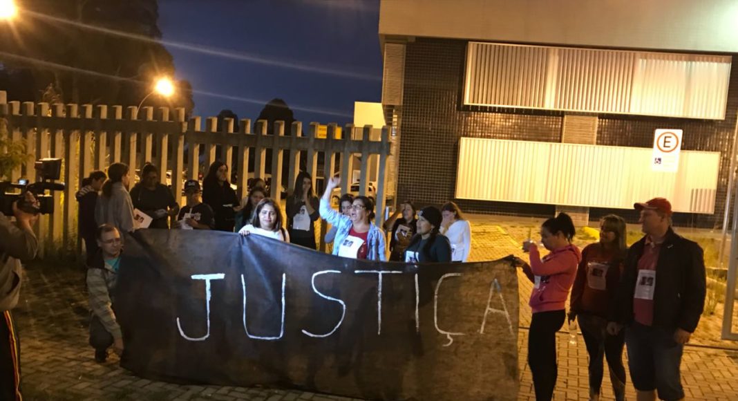 Manifestantes pedem justiça para o caso Nayara na frente da delegacia de Caxias