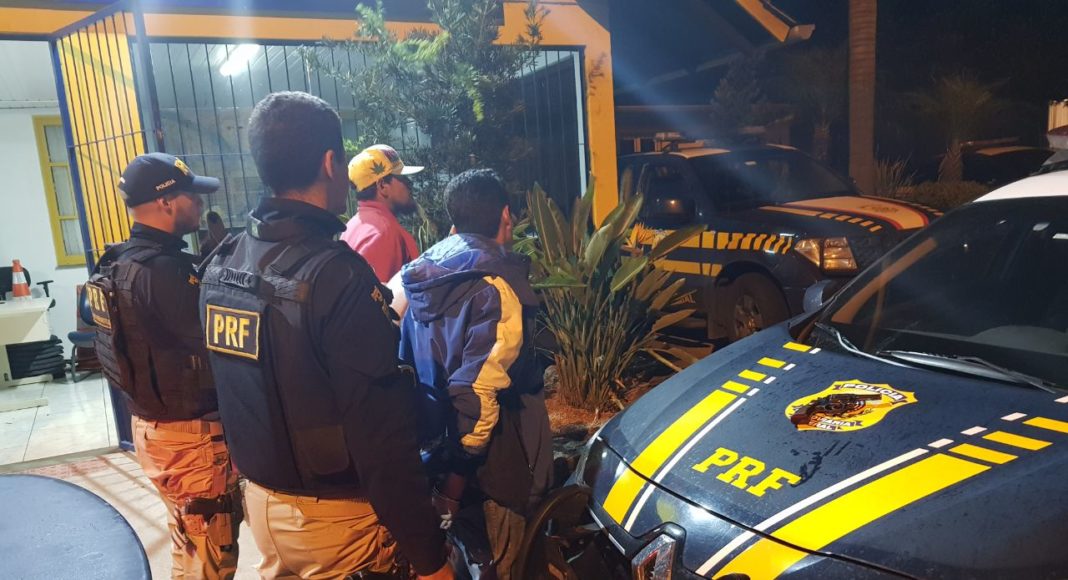 Três são detidos pela PRF e BM com arma de fogo em Veranópolis
