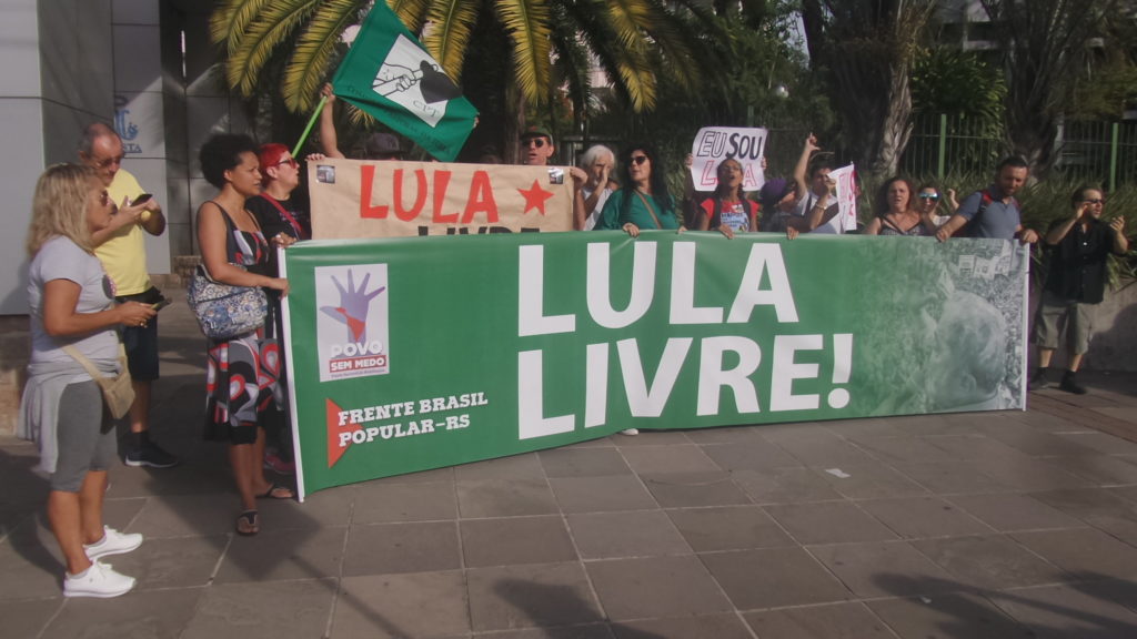Manifestantes protestam em frente à PUC contra prisão de Lula