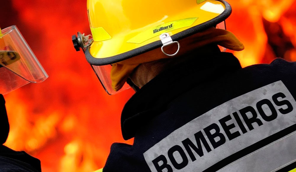 Agentes foram acionados para combater incêndio e identificaram vítima com cabo de aço no pescoço (foto: Divulgação)