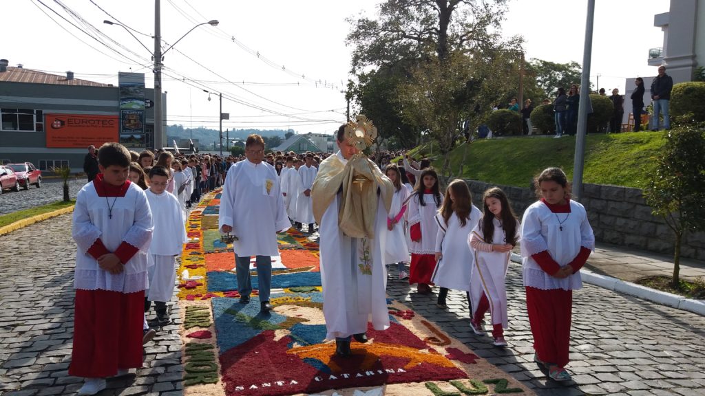 Celebrações de Corpus Christi reúne centenas de pessoas em Farroupilha