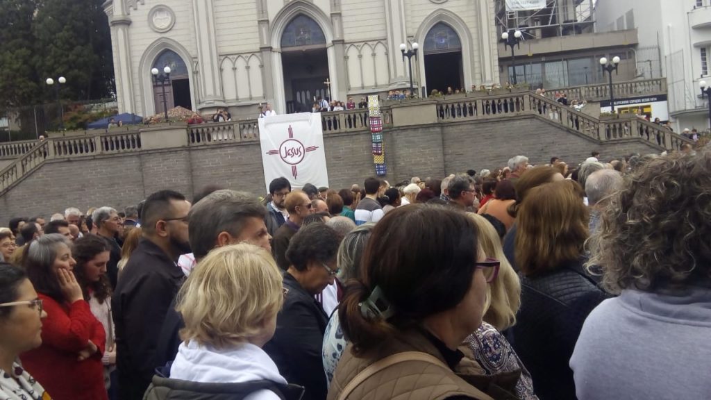 Missa e procissão de Corpus Christi reúne milhares de fiéis no centro de Caxias