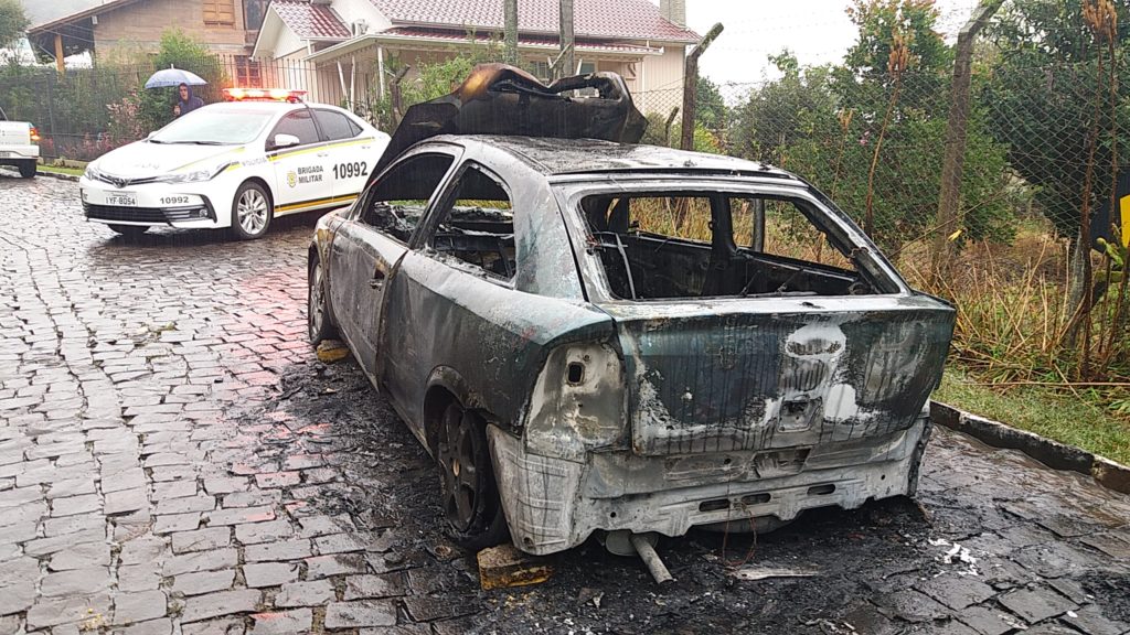 Carro provavelmente usado na execução de um homem no Municipal é incendiado