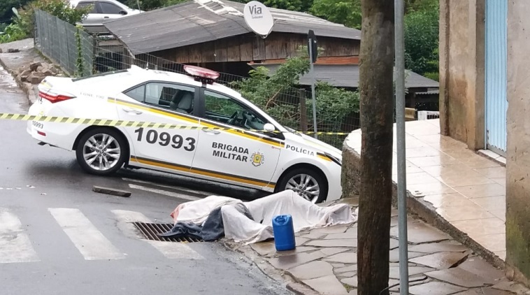Homem é morto a tiros no Municipal e autores colocam fogo no corpo