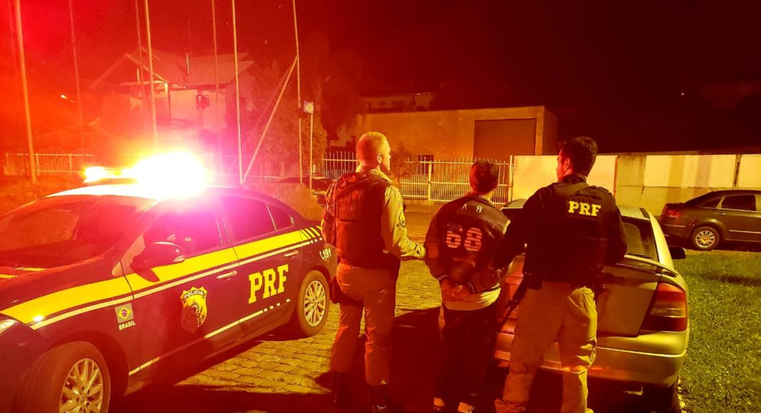 Homem foi abordado quando chegava em casa. (foto: PRF/divulgação)