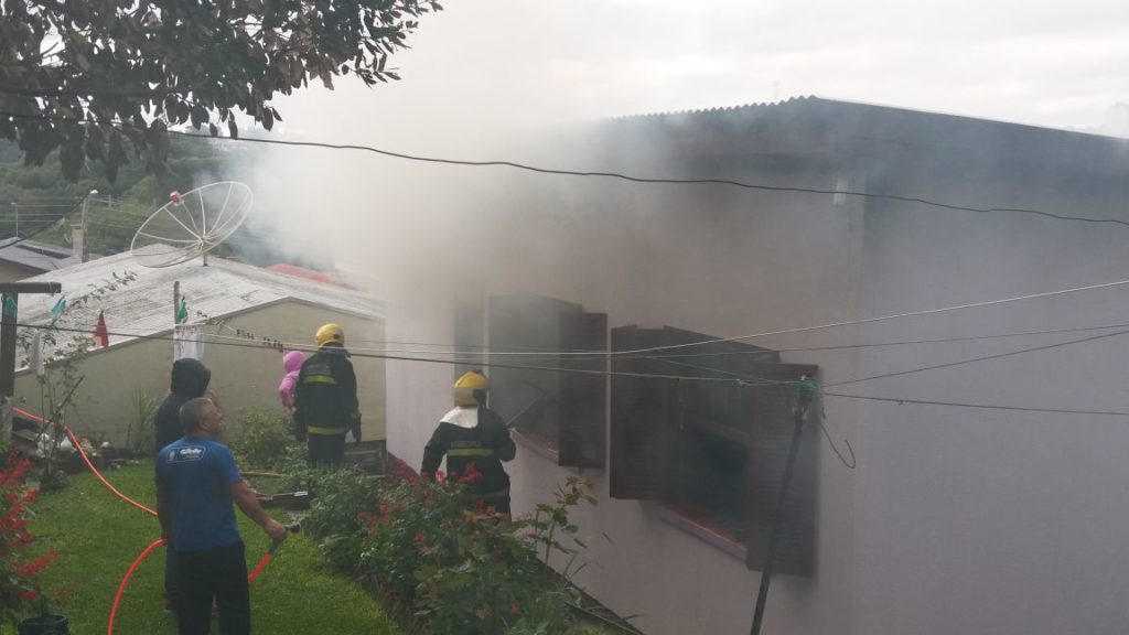 Incêndio atinge residência no bairro Bela Vista, em Farroupilha