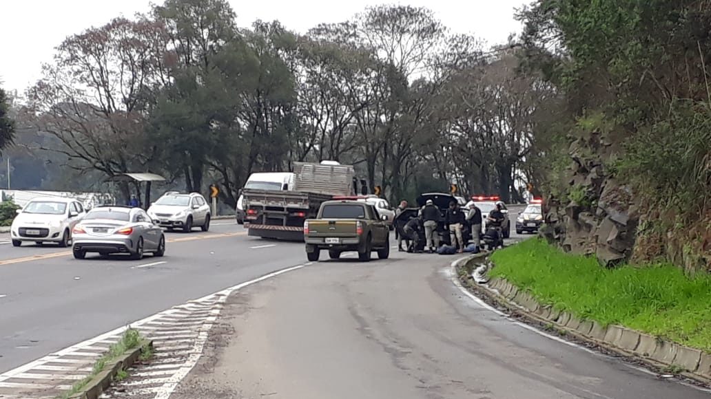 Os homens presos após fuga pela BR-470 (Foto: internauta)