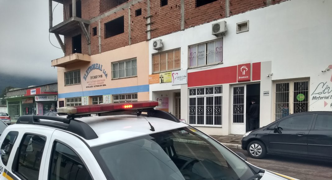 Ladrões assaltam posto de atendimento bancário em Vale Real Ladrões assaltam posto de atendimento bancário em Vale Real