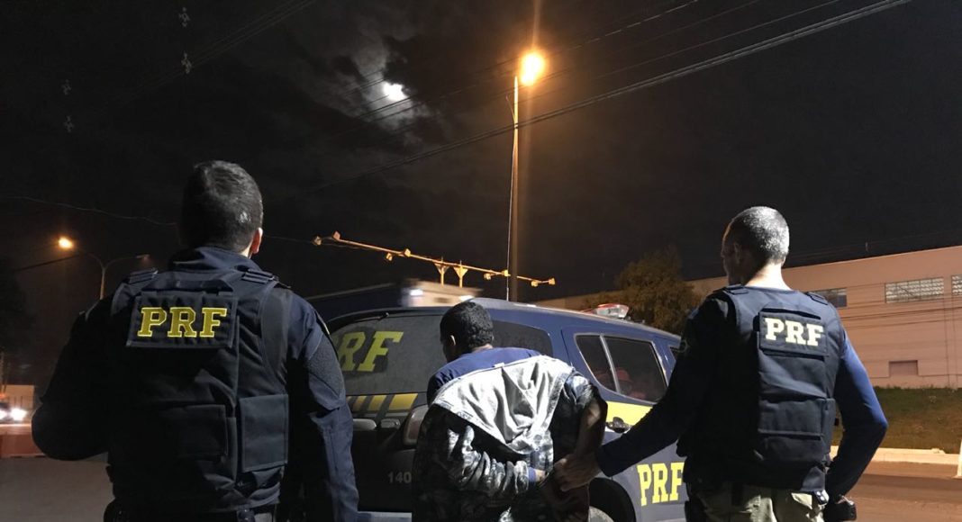 PRF prende ladrão e recupera carro roubado carro após perseguição arriscada