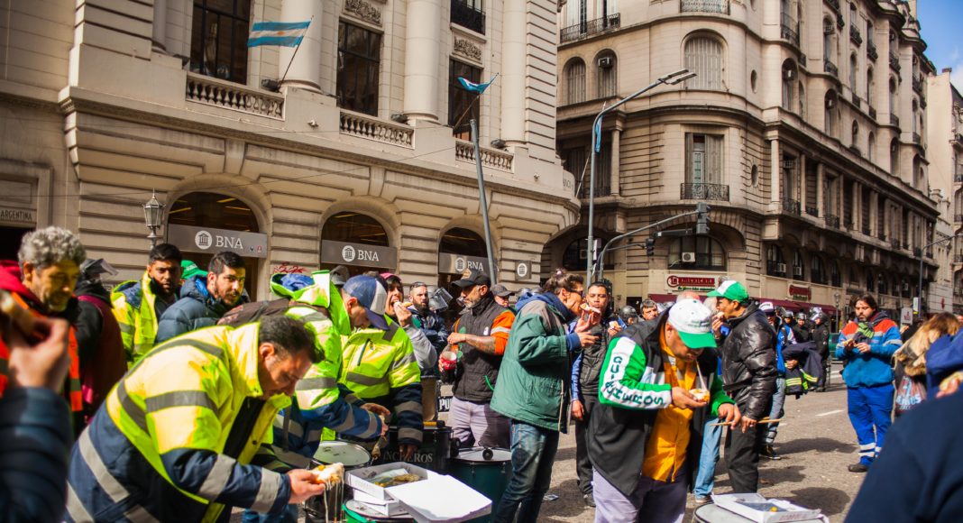 Sindicatos da Argentina fazem greve geral contra acordo com o FMI