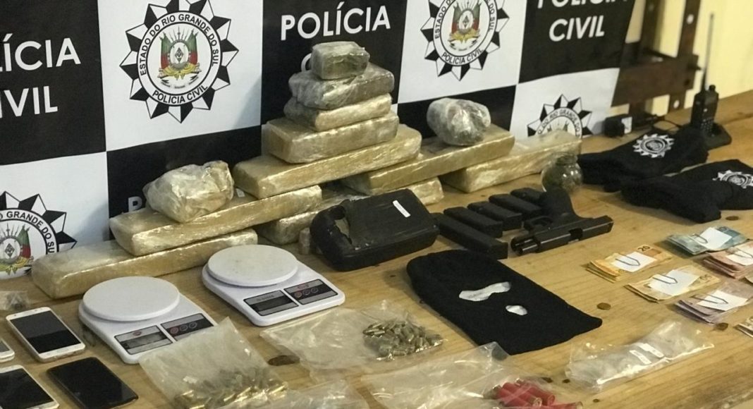 Polícia Civil prende quatro mulheres e apreende arma e drogas em Caxias do Sul