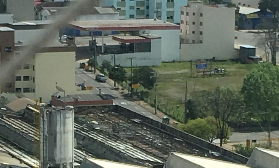 Saques da estrutura de antiga empresa preocupam moradores do bairro Exposição, em Caxias