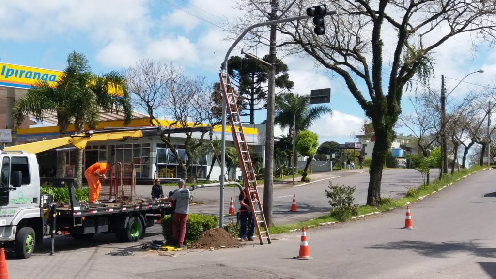Após duas semanas, conjunto semafórico é reinstalado no Centro de Farroupilha