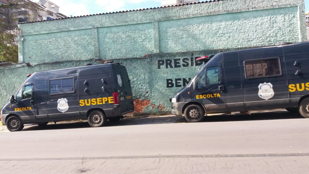 Pente-fino apreende celulares, facas e droga no presídio de Bento Pente-fino apreende celulares, facas e droga no presídio de Bento