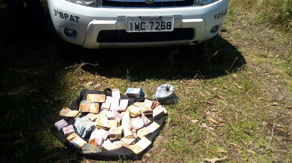 BM recupera dinheiro e armas usadas em assaltos a bancos de Coronel Pilar
